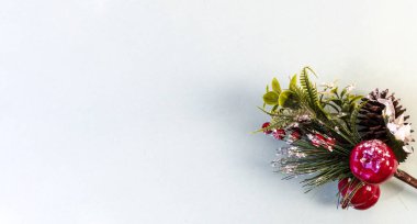 Noel ve yeni yıl dairesi fotokopi alanı ve yeni yıl oyuncağıyla yatıyordu.