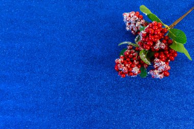 Yılbaşı ve yeni yıl dairesi fotokopi alanı ve mavi arka planda yeni yıl oyuncağıyla yatıyordu.