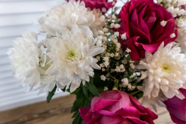 Çiçek buketi Pembe güller ve beyaz kasımpatılar