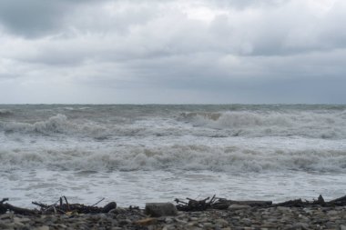 Karadeniz 'de fırtına, kıyıya vuran dalgalar, kahverengi su.