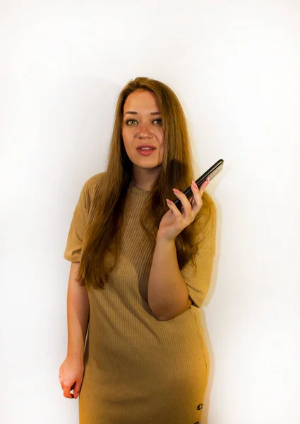 Jeune Belle Femme Avec Smartphone Écrit Message Fait Selfie Communique — Photo