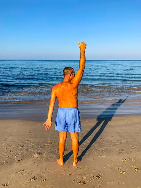 Man Goes Sports Does Exercises Seashore — Stock Photo, Image