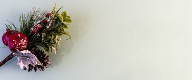 Noel ve yeni yıl dairesi fotokopi alanı ve yeni yıl oyuncağıyla yatıyordu.