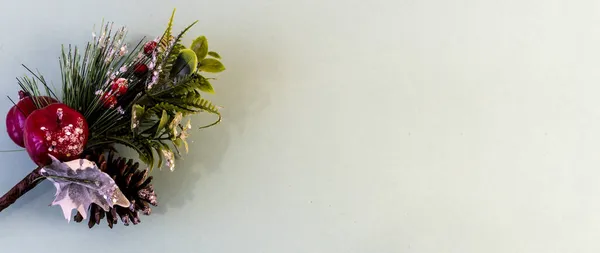 Noel ve yeni yıl dairesi fotokopi alanı ve yeni yıl oyuncağıyla yatıyordu.