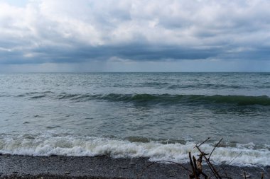 Denizde küçük bir fırtına, kıyıya vuran dalgalar.