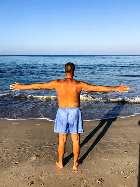 Hombre Practicar Deportes Hace Ejercicios Orilla Del Mar — Foto de Stock