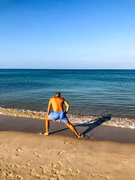 Een Man Gaat Sporten Doet Oefeningen Aan Kust — Stockfoto