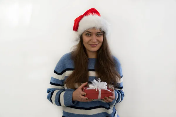 Молодая Женщина Шляпе Санты Рождественским Подарком — стоковое фото