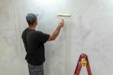 Erkek müteahhit, ana ofis, alçıcı ve iş kıyafetleri.