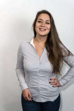 Güzel bir genç kızın fotoğrafı, yakından, gülümseyen.