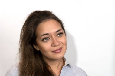 Güzel bir genç kızın fotoğrafı. Reklam amaçlı makyaj malzemeleri ve yüz bakımı için uygun.