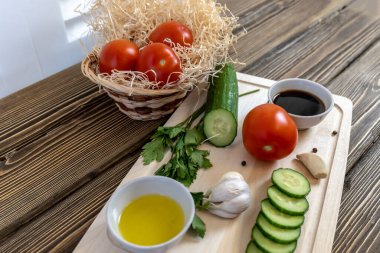 Masada domates ve salatalık, zeytinyağı ve balzamik sirke, sarımsak, sebze, vejetaryenlik, sağlıklı beslenme