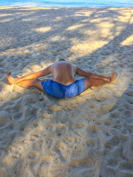 Ένας Άντρας Πηγαίνει Για Σπορ Κάνει Ασκήσεις Στην Παραλία — Φωτογραφία Αρχείου