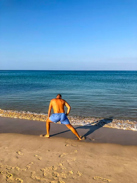 Hombre Practicar Deportes Hace Ejercicios Orilla Del Mar — Foto de Stock