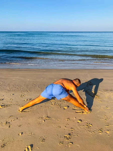 Een Man Gaat Sporten Doet Oefeningen Aan Kust — Stockfoto