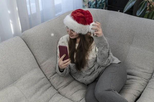 Молодая Девушка Разговаривает Смартфоне Поздравляет Рождеством Новым Годом — стоковое фото