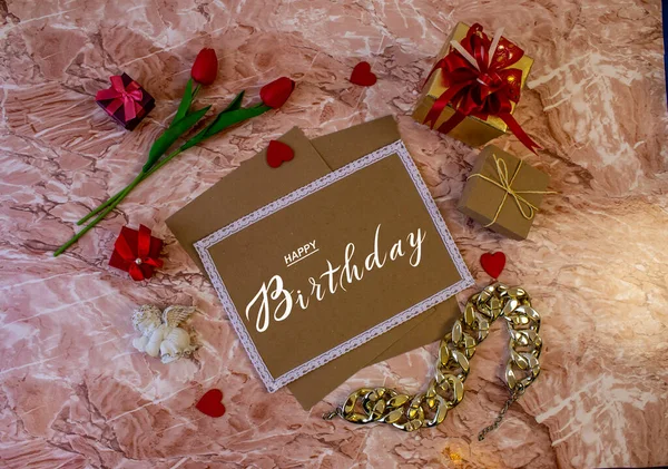 Kartpostal, internet afişi, doğum günü tebrikleriyle dolu düz uzanma, ve yazıt- mutlu yıllar