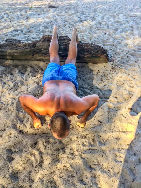 Homem Entra Para Esportes Faz Exercícios Praia — Fotografia de Stock