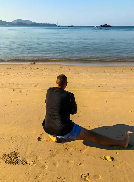 Man Goes Sports Does Exercises Seashore — Stock Photo, Image