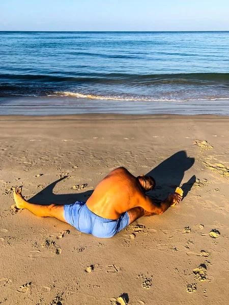 Ein Mann Treibt Sport Macht Übungen Meer — Stockfoto