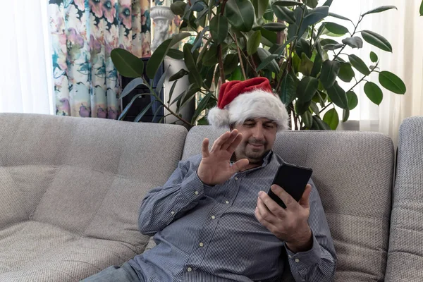 Человек Шляпе Санта Клауса Поздравляет Новым Годом Рождеством Телефону — стоковое фото