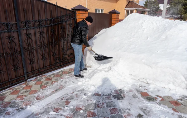 Uomo Pulisce Neve Con Una Pala Cortile Inverno — Foto Stock