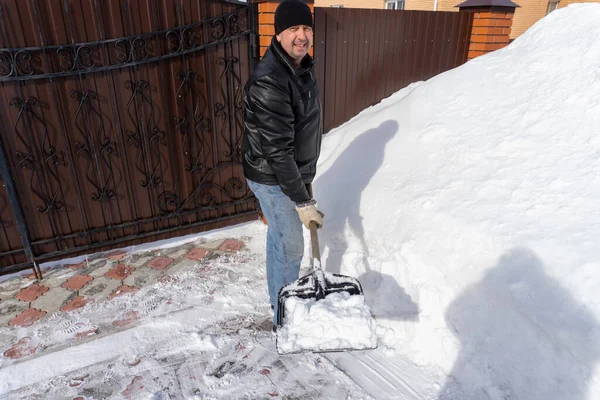 Uomo Pulisce Neve Con Una Pala Cortile Inverno — Foto Stock