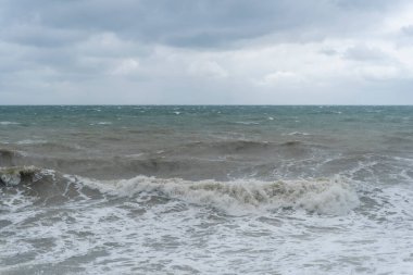 Karadeniz 'de fırtına, kıyıya vuran dalgalar, kahverengi su.