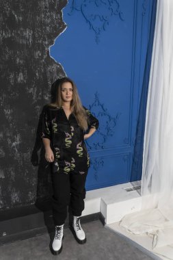 29 yaşında, açık kahverengi saçlı ve yeşil gözlü güzel bir kadın.