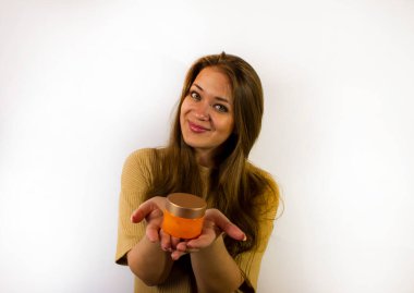 Genç ve güzel bir kadın yüz kremi kullanıyor.