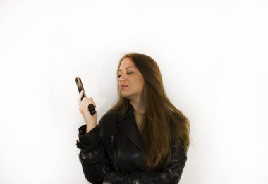 Silahlı genç ve güzel bir kadın.