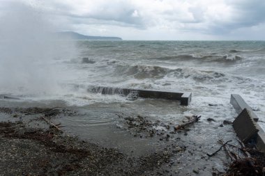 Karadeniz 'de fırtına, kıyıya vuran dalgalar, kahverengi su.