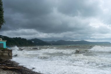 Karadeniz 'de fırtına, kıyıya vuran dalgalar, kahverengi su.