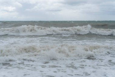 Karadeniz 'de fırtına, kıyıya vuran dalgalar, kahverengi su.