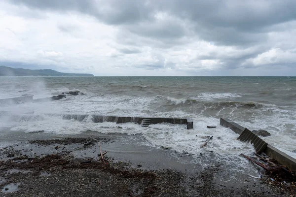 Буря Черном Море Волны Разбивающиеся Берег Коричневая Вода — стоковое фото