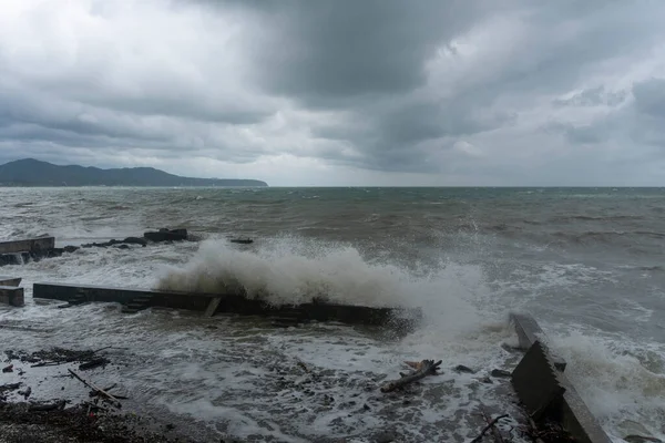 Tempête Sur Mer Noire Vagues Écrasant Sur Rivage Eau Brune — Photo