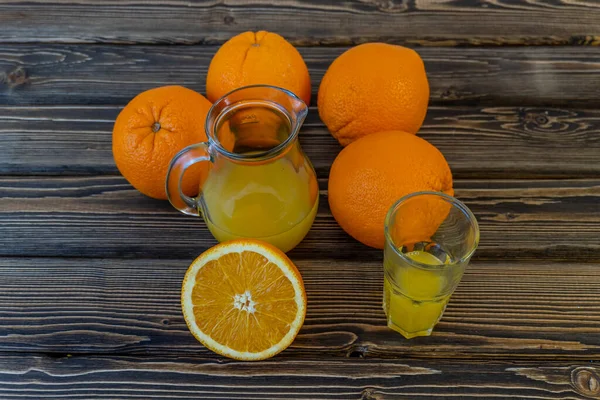 Foto Flache Lay Orangen Und Krug Mit Gläsern Mit Orangensaft — Stockfoto