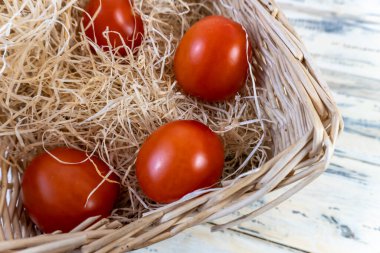 Sepette domatesler, sebzeler, vejetaryenlik, sağlıklı beslenme.