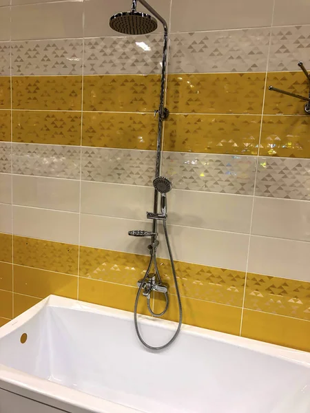 Egy Zuhanyzós Fürdőkád Fényképe — Stock Fotó