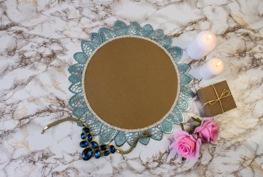 İnternet afişi, tebrik kartı, bayram için indirimlerin duyurulması ve herhangi başka bir konu olarak kullanılabilir.