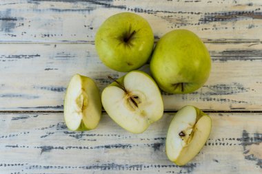 Ahşap arkaplanda yeşil elmalar