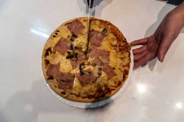 Pizzanın yakın plan fotoğrafı.