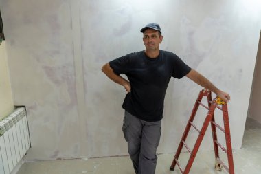 Erkek müteahhit, ana ofis, alçıcı ve iş kıyafetleri.