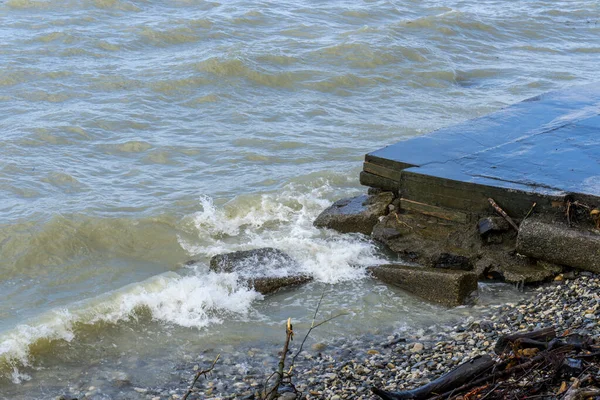 Черное Море После Шторма Коричневая Вода Обломки Берегу — стоковое фото