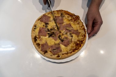 Pizzanın yakın plan fotoğrafı.