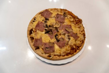 Pizzanın yakın plan fotoğrafı.