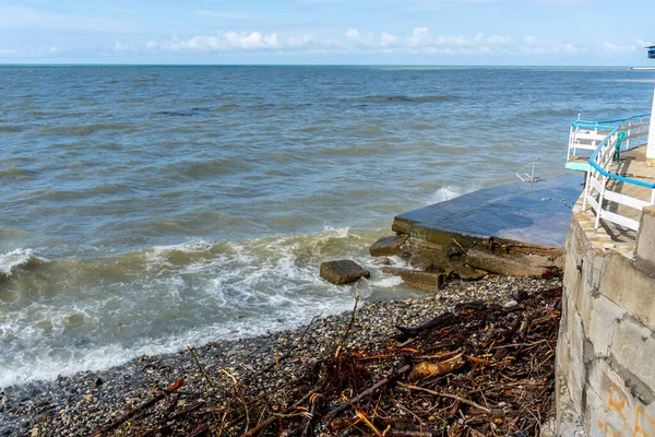 Черное Море После Шторма Коричневая Вода Обломки Берегу — стоковое фото