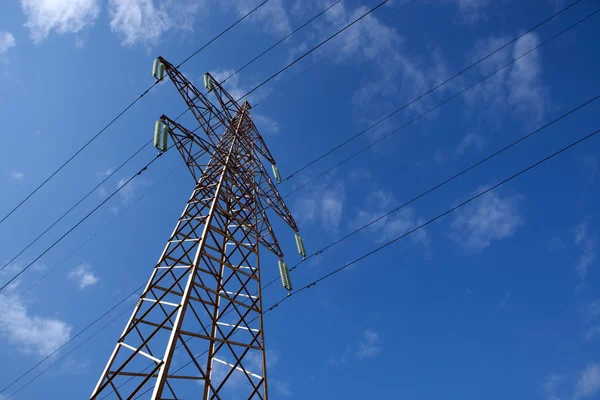 Linha de energia e céu azul — Fotografia de Stock