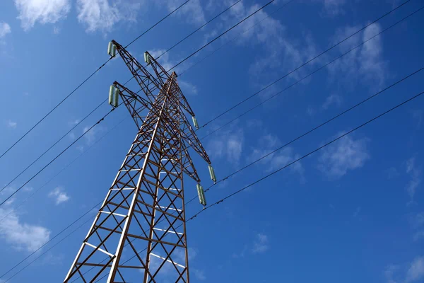 Ligne électrique et ciel bleu — Photo