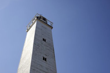 eski ahşap deniz feneri mavi gökyüzü altında